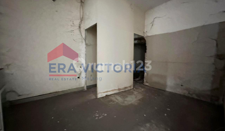 Shop House for Rent, Prime Central City Location, Easy Access on Main Road 2