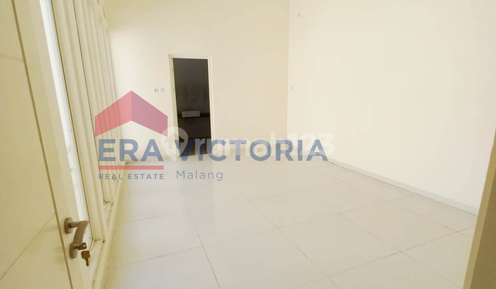 Rumah Lingkungan Tenang Dekat Smp Charis Akses Cepat ke Kampus Unmer 2