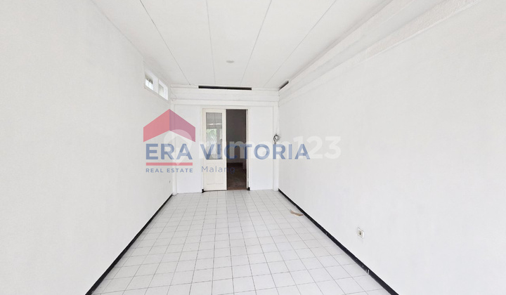 Strategic Colonial House Rental in Klojen Mountains, Ideal for Restaurant. 2