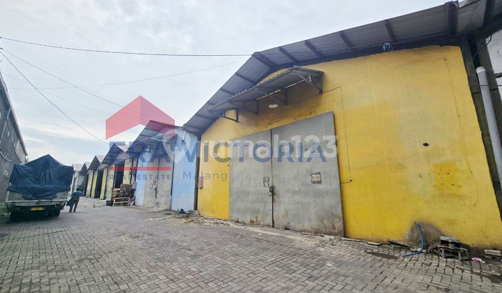 Strategic Warehouse for Rent 50 m from Pakis Toll Exit with Large Truck Access, Suitable for All Businesses