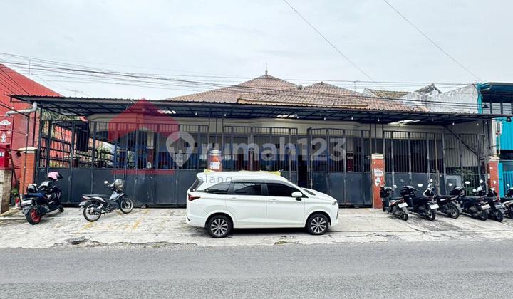 Rumah Lokasi Ramai Dekat Velodrom Cocok Usaha Cafe atau Klinik