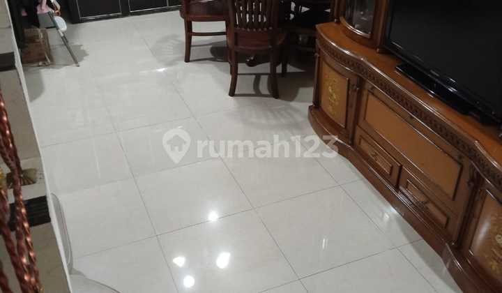 Two-Story Flood-Free House in Golden Vienna BSD, Close Access to Highway and Market. Two-Story Flood-Free House in Golden Vienna BSD, Close Access to Highway and Market.