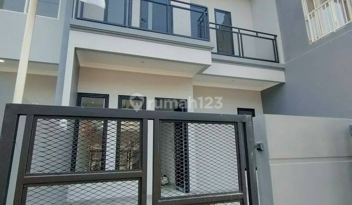 Rumah 2 Lantai Bagus Semi Furnished di Kencana Loka Bsd City 1