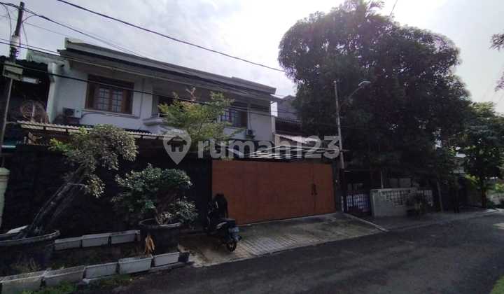 Disewakan Rumah 2,5 Lantai Furnished di Kebayoran Baru, Jakarta Selatan