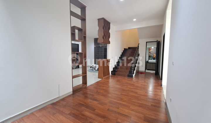 Rumah Mewah 3 Lantai di Sutera Onyx Alam Sutera, Tangerang Selatan 2