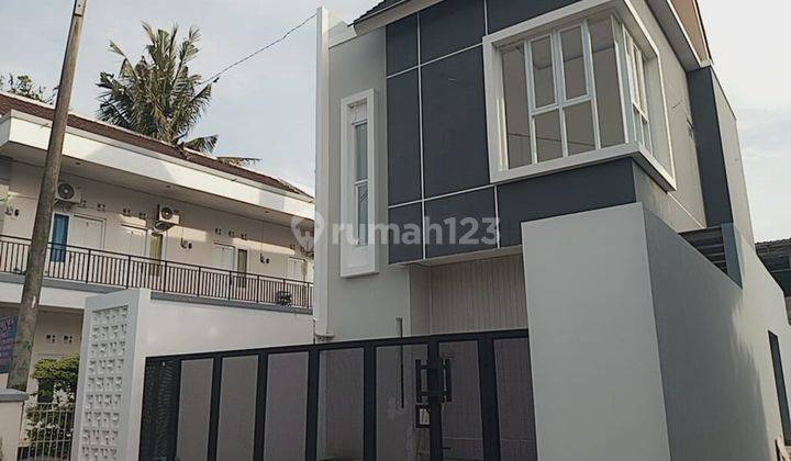 Rumah 3 Lantai Baru Unfurnished SHM di Jalan Solo, Maguwoharjo ( Depan Trans Mart), Yogyakarta 1