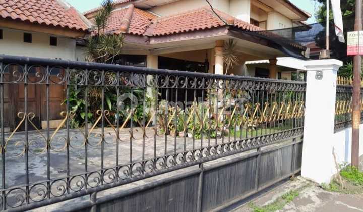 For Sale Quick 2-Storey Corner House in a Comfortable, Green, and Quiet Location at Pangkalan Jati, Cinere, Depok.