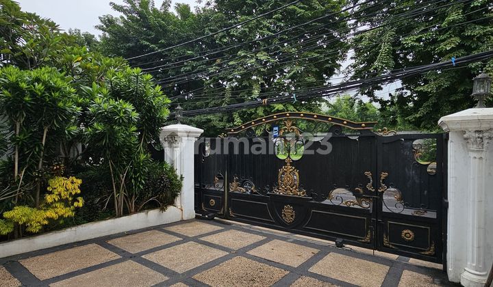 Rumah Clasic Kolam Renang, Carpot 6, Tebet Jakarta Selatan Rumah Clasic Kolam Renang, Carpot 6, Tebet Jakarta Selatan
