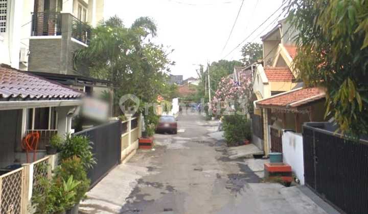 Luxurious House in Rawamangun 6 Bedrooms 5 Bathrooms 174/250m² Near Cempaka Putih Toll Road, Al Azhar, and Lab School 2