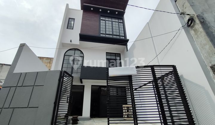 Modern House Dekat Tebet, Smart Home & Rooftop, Harga Nego!