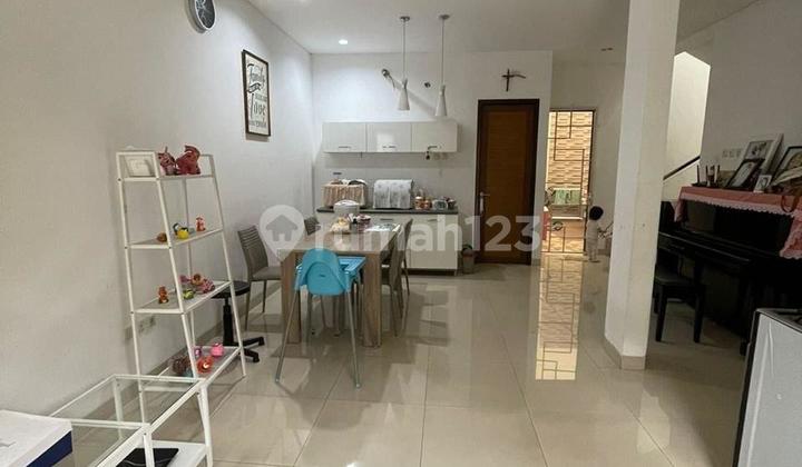 Comfortable 2-Story House, Quick Access to TMII Toll Road 2