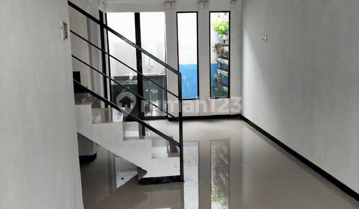 Rumah 2,5 Lantai Lokasi Strategis Jual Mjurah