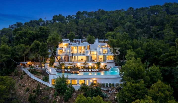 The Ultimate Sanctuary: A Cliffside Masterpiece At Villa Roca 1