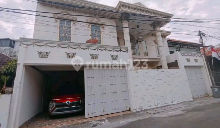 Classic House with 2-Car Road Access in North Tebet