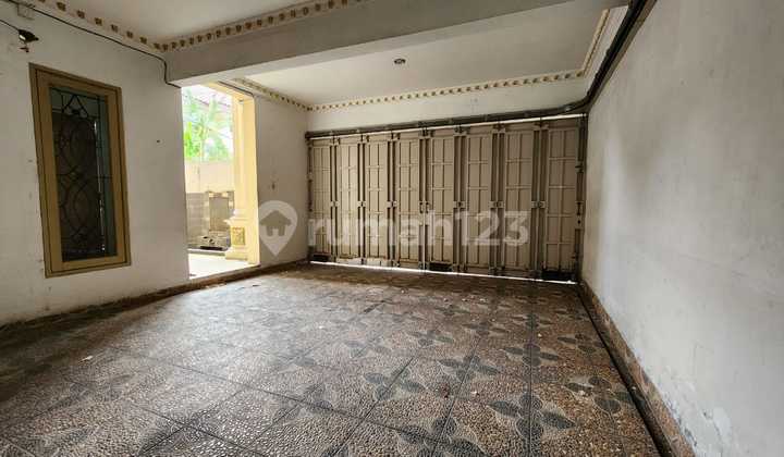 Classic House with 2-Car Road Access in North Tebet 2