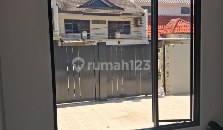 Dijual Rumah Baru di Manyar Jaya Surabaya Dekat Kampus 2