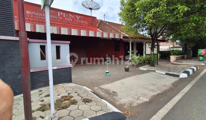 House and Business Premises by the Roadside in Pati City