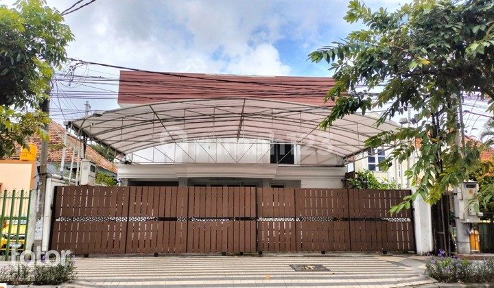 Need Rent for a 2-Story House in a Strategic Commercial Area, Sriwijaya Tegalsari, a Step Away from Darmo, Central Surabaya.