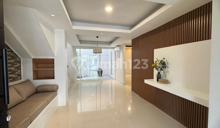 Dijual Rumah 2 lantai Mocca Vrbana Dian Istana Semi Furnish