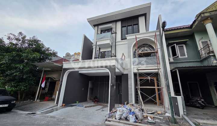 Dijual Rumah Baru Gress 3 Lantai American Style Cluster Fav Depan