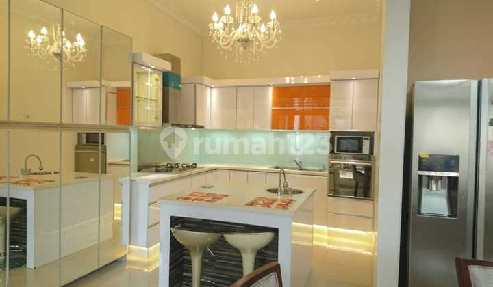 Dijual rumah mewah ada kolam renang di komplek Bulog Jatimelati Bekasi 2