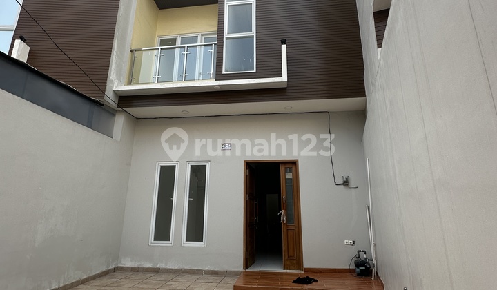 Dijual Rumah Cengkareng Indah 3 Lantai Siap Huni