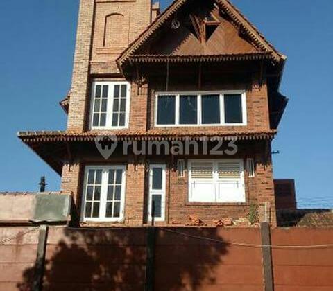 Rumah Etnik 3 Lantai Dijual Murah di Kolonel Masturi Lembang 1