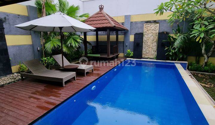 Villa Furnished daerah Sunset Road dalam Komplek 1