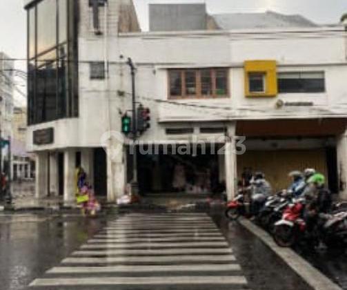 Cheap Corner Shop Building Asia Africa Street No. 1, Downtown Bandung 2
