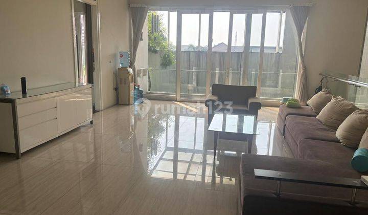 Dijual Rumah 3 Lantai Full Furnished di Singgasana Mekar Wangi SHM 1