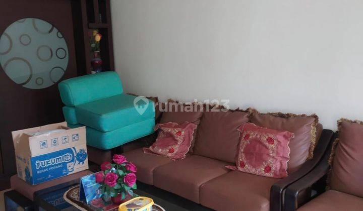 ruang tamu rumah 2 lantai darmo permai