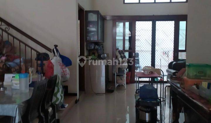 ruang tamu rumah 2 lantai darmo permai