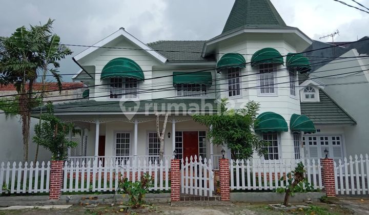 Dijual Rumah 2 Lantai di Wonocolo Model Victorian Lokasi Strategis