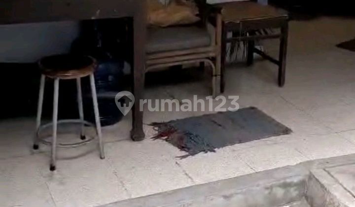 Commercial Enterprise House in Front of Atoom Market, Strategic Location and Commercial Area.