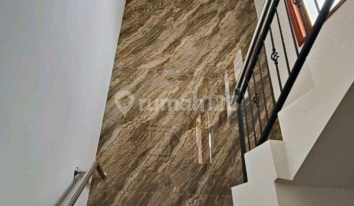 House in Dukuh Kupang Timur Strategic Location and Commercial Area House in Dukuh Kupang Timur Strategic Location and Commercial Area