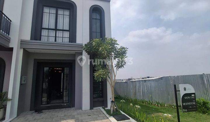 Rumah Gaya Klasik Dan Elegan Dekat 0 Jalan Raya 2