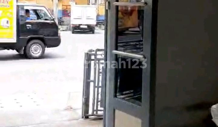 Commercial Enterprise House in Front of Atoom Market, Strategic Location and Commercial Area.