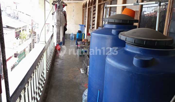 Jual Rumah Kos,t 3lt, Samping Jalan Raya. HGB