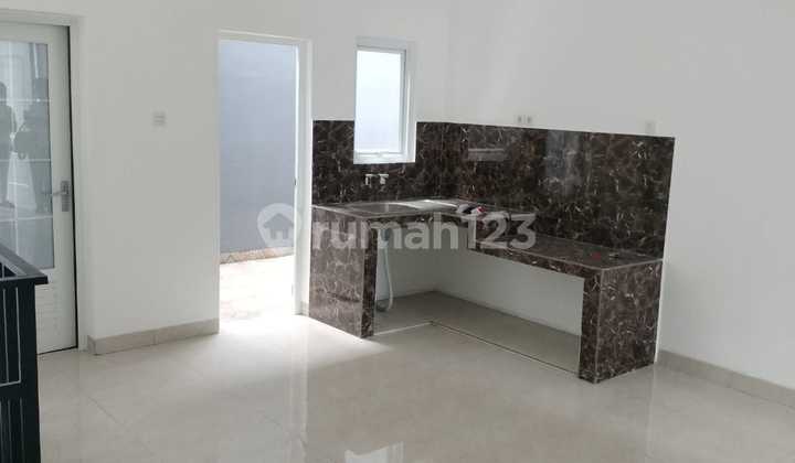 Rumah Baru Pinggir Jalan, Ruang Usaha. 2