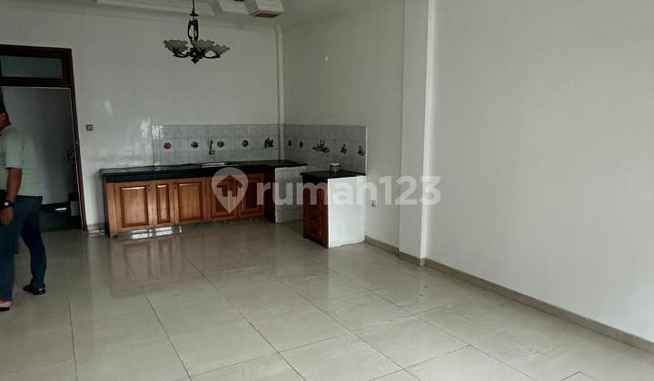 8m Wide Shop House, 3 Floors, Roadside