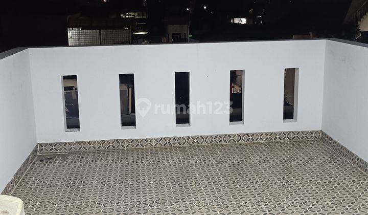 Ruko 4 Lt. Pinggir Jalan 2