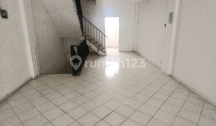 Shophouse in Kemayoran, Container Access. Beside the Main Road.