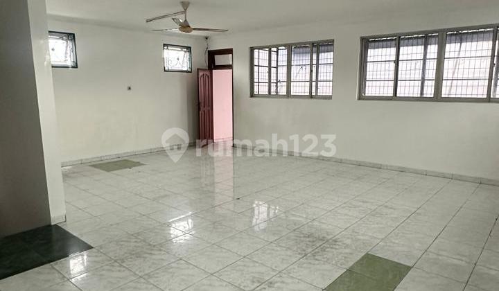 8m Wide Shop House, 3 Floors, Roadside