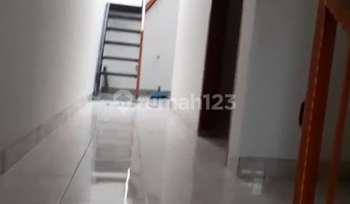 2½ Story House Ready to Occupy 2½ Story House Ready to Occupy