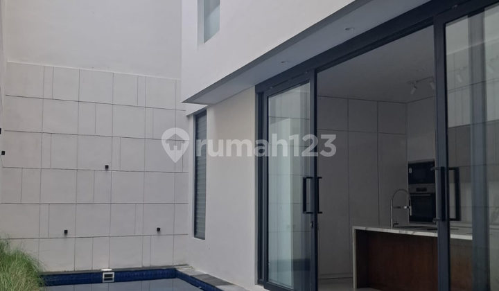 Rumah di Kemang Dijual SHM Swimming Pool Bagus 2