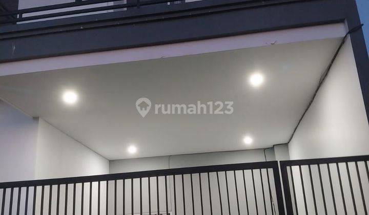 RUMAH MODERN DUA LANTAI DI AREA PERUMAHAN YANG ASRI DAN NYAMAN 1