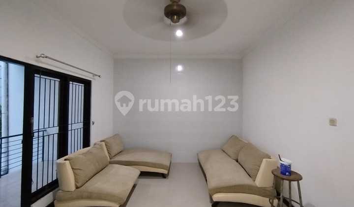 Rumah Dua Lantai Minimalis di Kawasan Perumahan Renon Dekat Fasum