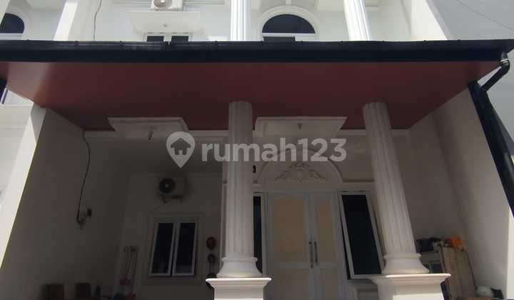 Rumah Classik Modern Jakarta Timur