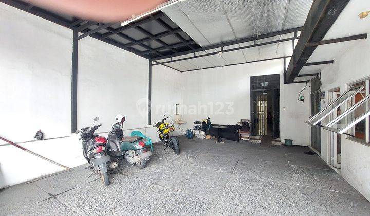 Rumah Kost 1.5 lt Jual cepat Lokasi strategis di Kebayoran Lama 2