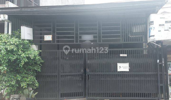 Rumah Kost 1.5 lt Jual cepat Lokasi strategis di Kebayoran Lama 1